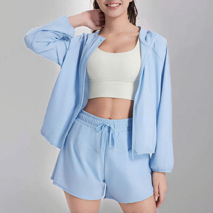Conjunto de Yoga para Mujer con Chaqueta de Manga Larga y Pantalones Cortos Deportivos de Secado Rápido y Transpirable en Color Sólido - Product Image 3