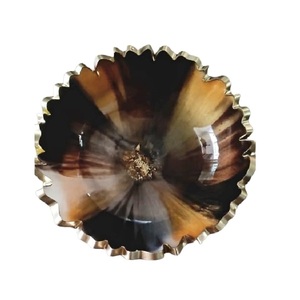 Elegancia y encanto moderno para su hogar con este tazón de resina bellamente hecho a mano - Product Image 1