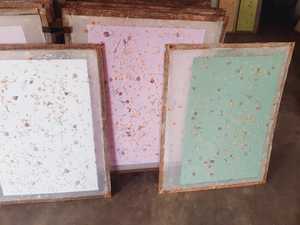 กระดาษแฮนด์เมดสั่งทำพร้อมกลีบดอกไม้ใน300 GSM เหมาะสำหรับใช้ในการ์ดอวยพรเหมาะสำหรับขายต่อในไฟสีพาสเทล - Product Image 3