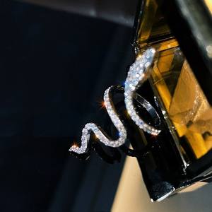 แหวนเพชรสีทองคำขาว VVS Moissanite สุดหรู14K แหวนเพชรดีไซน์รูปงูแหวนเพชรสวยงามสำหรับชายและหญิง - Product Image 2