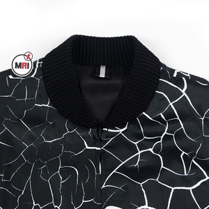 แจ็กเก็ตบอมเบอร์สำหรับผู้ชายสีดำผ้าซาตินพิมพ์ซับลิเมชันสำหรับฤดูหนาว - Product Image 5