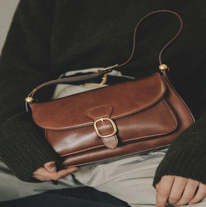 Sac à bandoulière en cuir marron de style rétro avec un rabat incurvé et une grande boucle, un accessoire intemporel et polyvalent, en vente en gros - Product Image 1