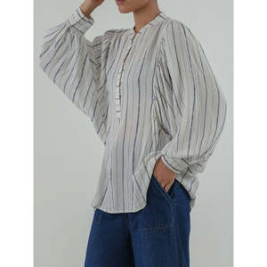 Haut en popeline léger SYLVIE avec un élément de style vintage, coupe classique pour le printemps/été - Product Image 3