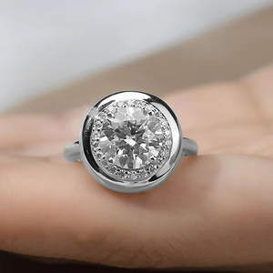 Anillo de Compromiso Clásico con Halo y Bisel, Corte Redondo de 1 Quilate, Plata de Ley 925, Oro Puro de 14K/18K, Diamante de Laboratorio, Regalo de Aniversario para Ella - Product Image 6
