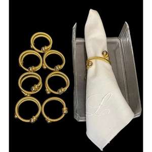 Elegantes servilleteros redondos de latón con patrones martillados e ideales para bodas y cenas formales y detalles de mesa de banquetes - Product Image 6