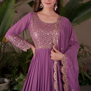 Ensemble Anarkali Palazzo de Luxe UNITY LUXURE, violet brodé, avec dupatta, tissu en mélange de soie, travail de zari et de sequins, tenue de fête - Product Image 1