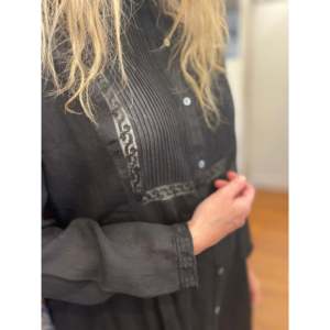 ชุดเดรสผ้าลินินสีดำสำหรับผู้หญิง HEERA แต่งลูกไม้ ปักโลโก้ได้ คุณภาพสูง ระบายอากาศได้ดี ลายเรขาคณิต แขนยาว คอปก - Product Image 1