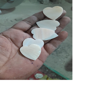 Coeurs de coquillages en nacre naturelle sculptée à la main disponibles avec des trous percés idéaux pour les créateurs de bijoux et les magasins de perles - Product Image 1