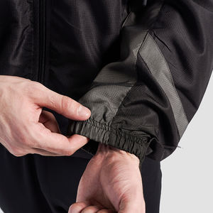 Veste coupe-vent imperméable pour hommes avec logo personnalisé OEM-Légère et respirante, parfaite pour la randonnée - Product Image 6