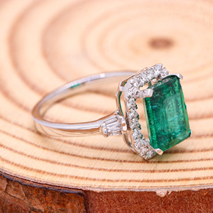 Bague en or blanc 18 carats avec pierre précieuse émeraude taille émeraude certifiée IGI et diamant, bijoux de mode pour femmes, Memoria Jewels - Product Image 6