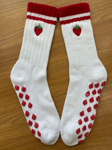 Chaussettes de sport pour femmes avec logo personnalisé, tricotées, antidérapantes, pour la gym, le yoga, le pilates, avec broderie mignonne et organique - Product Image 4