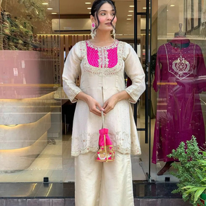 Elegante conjunto de Kurta adornado con detalles de cuentas y ropa de fiesta festiva Dupatta para mujeres Glamorous Ethnic Look - Product Image 1