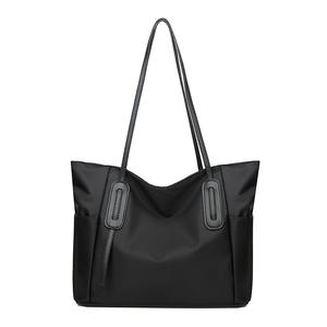 Sac fourre-tout élégant pour femmes Sac à main à bandoulière de grande capacité avec sangles noires et poches latérales - Product Image 4