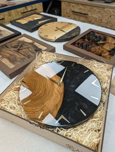 Horloge murale numérique suspendue en bois naturel et résine époxy Art déco pour le salon, la chambre à coucher et la décoration de la chambre d'hôtel - Product Image 6