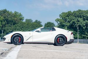 2022 0812 V12 de 789 hp con Tracción en las Cuatro Ruedas, Equipamiento de Alta Gama, Techo Panorámico Automático, Asientos de Cuero, Faros LED, Bajo Kilometraje - Product Image 5