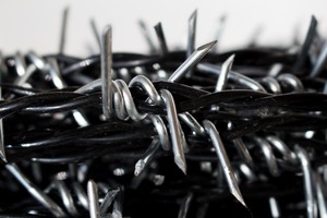 รั้วเหล็กชุบสังกะสีแบบจุ่มร้อนยุคใหม่ของการ์วิลอน ป้องกันการปีน สำหรับรั้วความปลอดภัยในเรือนจำ พร้อมลวดหนาม สำหรับบ้านโครงสร้างเหล็ก - Product Image 2