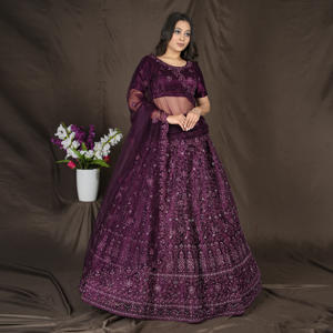 Lehenga Choli de Lujo con Bordado a Mano Intrincado, Elegante Conjunto de Vestimenta Nupcial y Festiva para Celebraciones - Product Image 5
