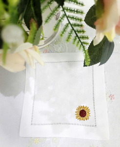 Servilleta de Bebidas Bordada Personalizada al por Mayor con Diseño de Girasol, Servilleta de Cóctel de Algodón Blanco con Dobladillo, Posavasos para Eventos en el Hogar y Bares - Product Image 2