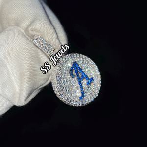 Colgante de Plata de Ley y Oro con Letra de Diamante Cultivado en Laboratorio VVS, Corte Brillante, Gema Azul, Estilo Hip Hop, Delicado, Unisex - Product Image 4