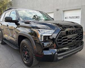 Toyota Sequoia TRD Pro 4WD Negra 2025 Usada con Asientos de Cuero, Sistema de Navegación, Paquete de Tecnología de Arranque Remoto y Asientos en la Tercera Fila - Product Image 1