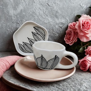 Patrón de Taza de cerámica de hojas tranquilas elegantes de calidad de exportación para café en casa y uso en tienda de regalos disponible a un precio asequible - Product Image 1