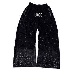 Pantalones de chándal anchos estilo jogger con lavado vintage y efecto desgastado por el sol, personalizados con estampado completo y pedrería para hombre. - Product Image 1
