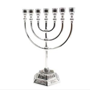Bougeoirs de base traditionnels élégants et durables de vacances de menorah de Hanukkah de fonte de fer candélabres de Noël - Product Image 4