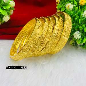 Ensemble de bracelets plaqués or de conception d'or. - Product Image 2