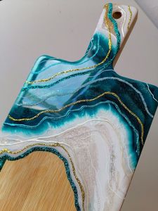 LISTE PLANCHE À DÉCOUPER EN RÉSINE ÉPOXY EN BOIS DE TECK PERSONNALISÉ Planche à découper en résine Ocean River pour servir les aliments - Product Image 3