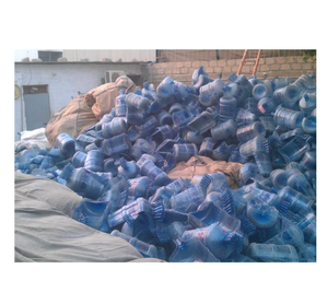 Débris de bouteilles d'eau PC en vrac à vendre Bouteilles en polycarbonate transparent propres et prêtes à être traitées à faible coût - Product Image 3
