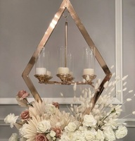 Pièce maîtresse de mariage au design artisanal haut de gamme avec finition en métal luxueuse pour les grandes tables de réception de mariage