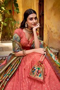 Ensemble de lehenga en soie Paithani de créateur avec dupatta à pallu en zari lourd et sac Batwa - Product Image 3