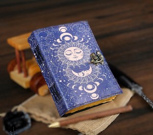 Cahier en cuir Sun Moon Journal imprimé personnalisé carnet de croquis Journal en cuir vintage pour hommes et femmes - Product Image 1