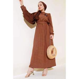 Vestido casual de lino marrón con detalle de botones en las muñecas - Product Image 4