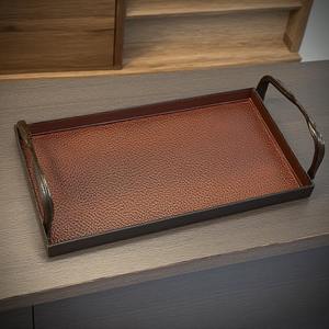 Plateau en cuir élégant avec aspect poli et structure robuste conçu pour une utilisation fonctionnelle et une présentation décorative à la maison - Product Image 6