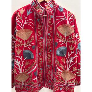 Veste en velours matelassée réversible Gulbagh, rouge cramoisi, style Suzani à points de chaînette, manteau d'automne-hiver, longueur courte, style universitaire et bohème - Product Image 3