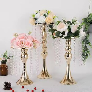 Vase de table en aluminium ciselé en laiton Design de fleurs élégantes - Product Image 3