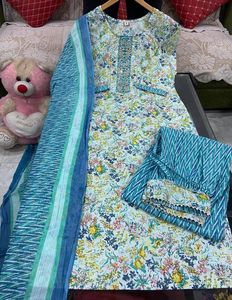 Belle broderie imprimée florale et belle avec un travail de séquence sur le joug Kurti jumelé avec un pantalon afghan et du coton Malmal Dupptta - Product Image 5