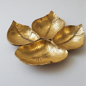 Serveur de fruits secs en aluminium fabriqué à la main avec trois compartiments de feuilles interconnectés en finition or antique conçu - Product Image 3