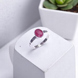 Anillos de Boda de Plata de Ley 925 con Incrustaciones de Rubí y Esmeralda de Corte Ovalado, Diseño de Anillo de Boda con Engaste de Bisel - Product Image 3