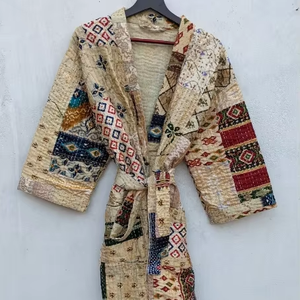 Robe Kimono en soie Kantha vintage de luxe Veste patchwork recyclée sans cordon pour femmes Dressing de bain de printemps parfait - Product Image 1