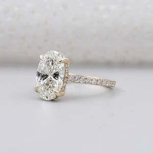 Anillo de Compromiso Ovalado con Halo Oculto Certificado por IGI, con Banda de Diamantes Pavé, Colección de Anillos de Diamantes en Oro Amarillo - Product Image 2