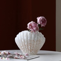 Vase en verre sodocalcique soufflé à la main d'inspiration coquillage, beige moucheté, lustre nacré, blanc cannelé, design côtier moderne, décoration d'intérieur