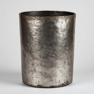 Jardinière décorative classique en métal antique parfaitement conçue pour un style de jardin extérieur intérieur élégant et une décoration saisonnière - Product Image 4