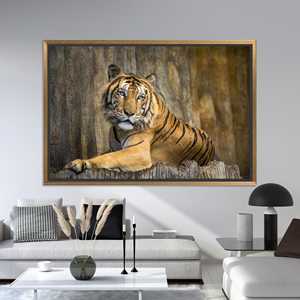 Impresión en Lienzo de Tigre Salvaje Elegante - Decoración Moderna para Cuarto de Hombre, Lienzo con Marco Dorado - Product Image 1