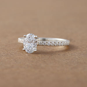 Anillo de compromiso con diseño de pavé de diamante cultivado en laboratorio de corte ovalado, lujoso anillo de compromiso de oro macizo de 10K, anillo de regalo para mujer certificada - Product Image 1