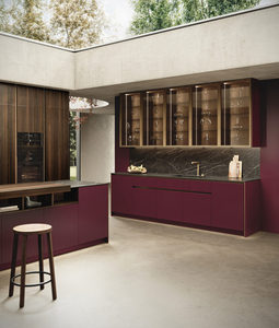 Ensemble de meubles de cuisine modulaires de luxe en verre rouge cramoisi, fabriqués sur mesure à 100 % en Italie, avec grand rangement en verre LED et îlot de cuisine - Product Image 1