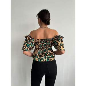 เสื้อผู้หญิงคอวีสีเขียวมรกตยี่ห้อ Topshow ขายส่งเสื้อเชิ้ตลายเสือดาว - Product Image 1