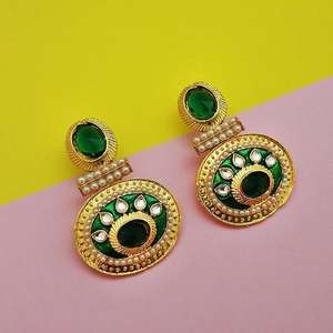 Kriaa 1303133 Pendientes colgantes de perlas verdes chapados en oro Accesorio de joyería elegante y lujoso - Product Image 1