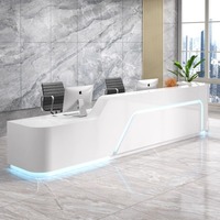 Bureau d'accueil moderne incurvé blanc brillant, écologique et durable, avec éclairage LED, élégant pour bureau, hall d'accueil, salon, boutique